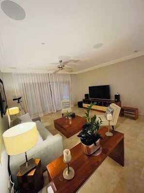 Luksushuoneisto, parveke, näköala venesatamaan | Oleskelualue | Älytelevisio, Netflix, suoratoistopalvelut