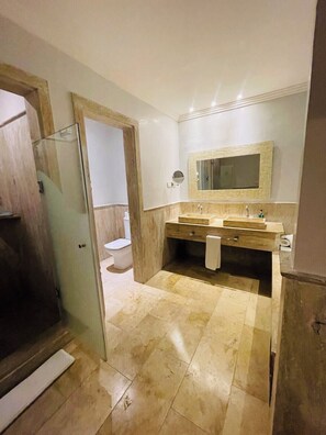 Luxury Apartment, Balcony, Marina View | Bathroom