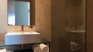 Shower, jetted tub, hair dryer, bidet - Luxury Apartment on Lavadores Beach (Vila Nova de Gaia)