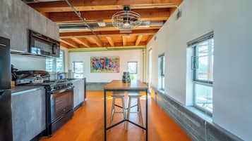 Hotel Narcissus - Room 6 | Private kitchen | Coffee/tea maker