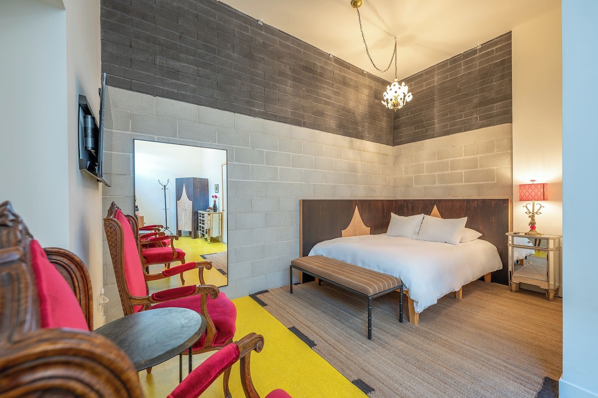 Hotel Narcissus - Room 3 | Premium bedding, down comforters, iron/ironing board, WiFi (free)