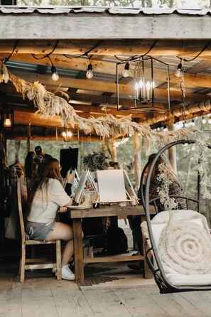 Outdoor dining - Ivory Gabel Cabin - Top Midwest Stays (Crane)