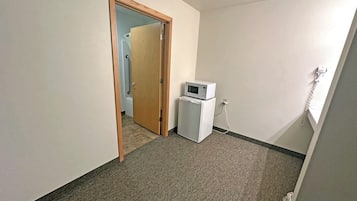 Habitación individual, 1 cama de matrimonio, accesible en silla de ruedas, no fumadores | Tabla de planchar con plancha y wifi gratis