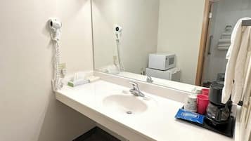 Duschwanne, Haartrockner, Handtücher, Seife