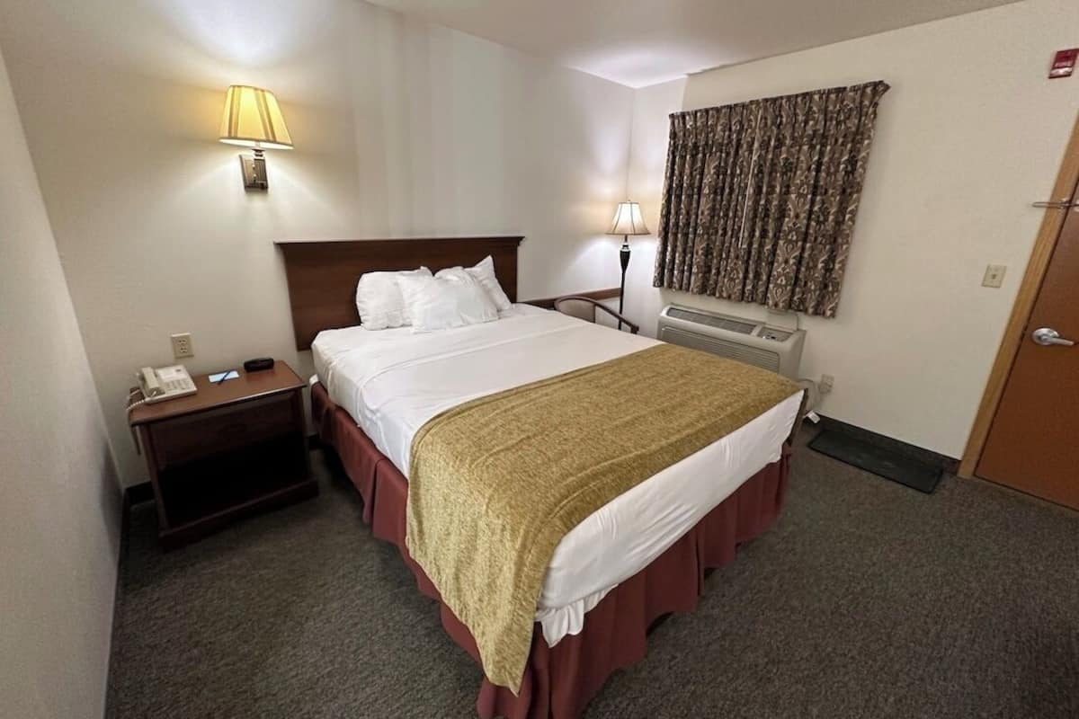Single Room, 1 Queen Bed, Non Smoking | Iron/ironing board, free WiFi