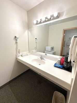 Doppelzimmer | Badezimmer | Duschwanne, kostenlose Toilettenartikel, Haartrockner, Handtücher