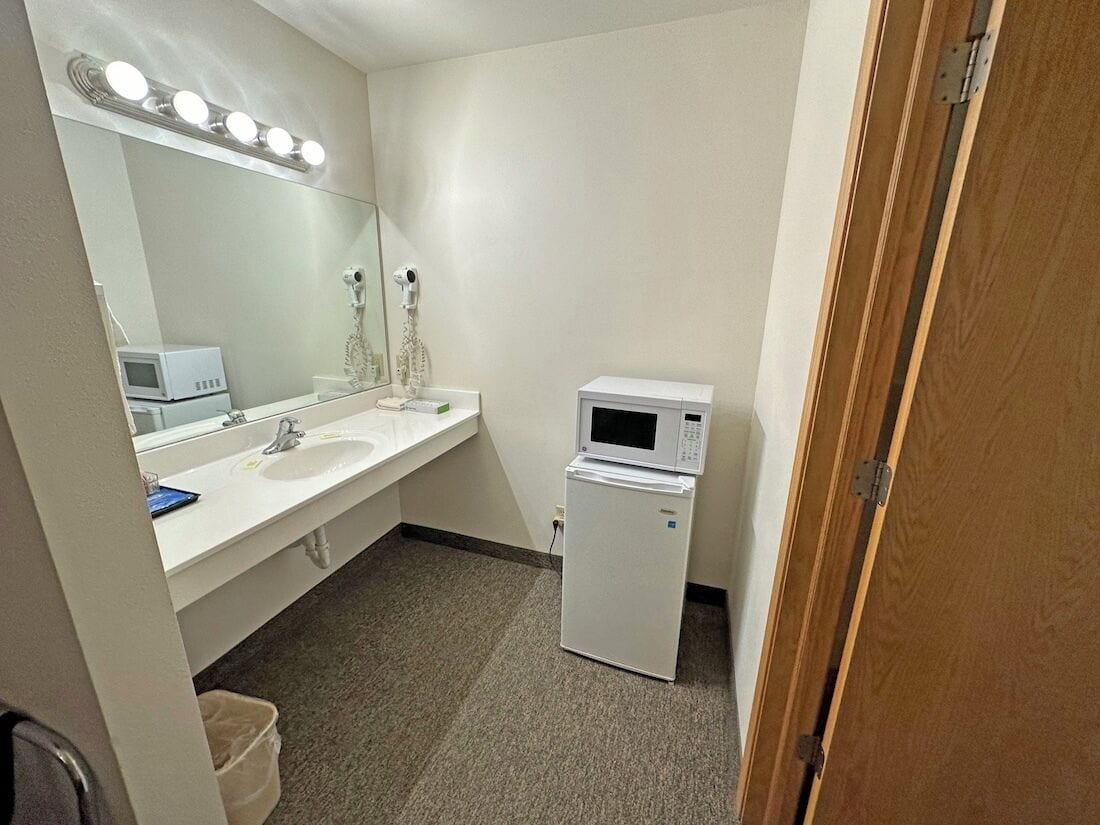 Bañera con ducha, secador de pelo, toallas, jabón