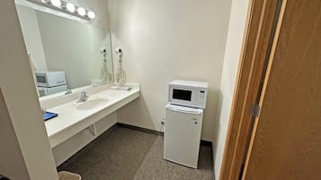 Habitació individual, 1 llit de matrimoni, no fumadors | Bany | Combinació de dutxa i banyera, assecador de cabells, tovalloles i sabó