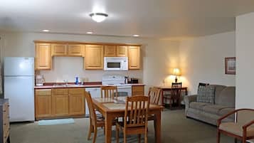 Studio, Non Smoking, Kitchenette | Private kitchen | Microwave