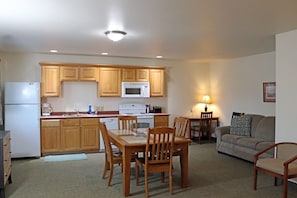 Studio, Non Smoking, Kitchenette | Private kitchen | Microwave
