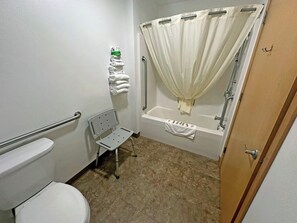 Chambre Simple, 1 grand lit, accessible aux personnes à mobilité réduite, non-fumeurs | Salle de bain | Ensemble douche/baignoire, sèche-cheveux, serviettes fournies, savon