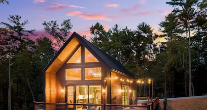 The Chestatee Cabin - Luxury Mountain Cabin - Pickleball - Hot Tub - King Beds