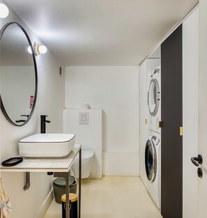 Dusche, kostenlose Toilettenartikel, Haartrockner, Handtücher