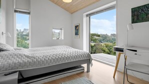 A bedroom with a bed, a desk, and a view of the outdoors. - Amazing home in Nykøbing Sj with WiFi (Nykøbing Sj)