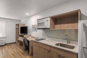 Phòng Suite, 1 giường cỡ queen, không hút thuốc | Truy cập Internet không dây miễn phí, bộ trải giường