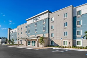 Exterior - WoodSpring Suites Palm Springs – West Palm Beach (Lake Worth)