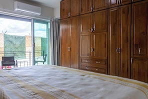 Deluxe Suite | Blackout drapes, iron/ironing board, free WiFi