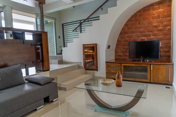 21-inch Smart TV with digital channels, Netflix, streaming services - Galerias Oaxaca Suites (Oaxaca)