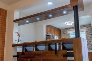 Grand réfrigérateur, micro-ondes, plaque de cuisson