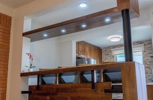 Geladeira grande, micro-ondas, cooktop