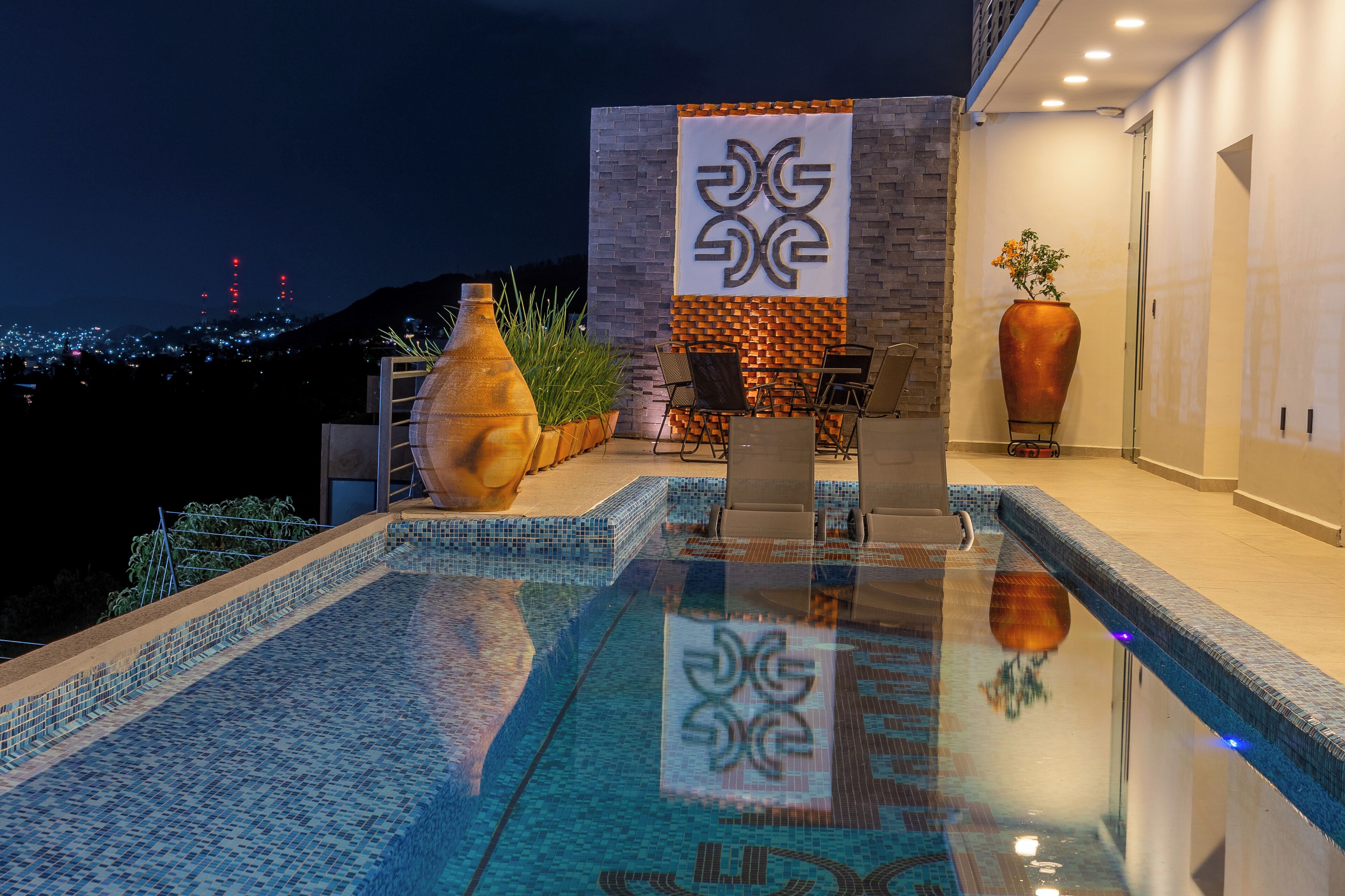 室外游泳池，開放時間為 09:00 至 21:30，提供泳池遮陽傘和日光浴躺椅