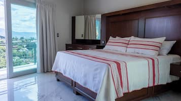 Suite Deluxe, vistas a la ciudad | Minibar, espacio para trabajar con un portátil, cortinas opacas