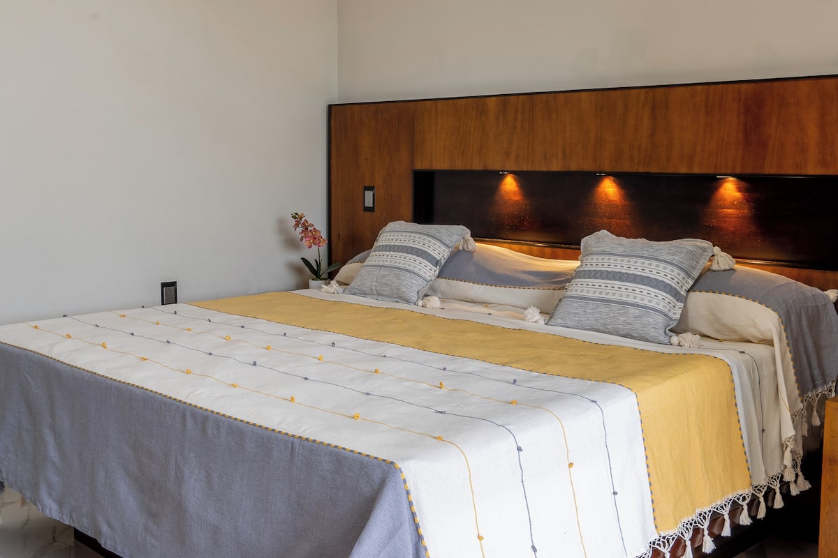 Suíte luxo | Cortinas blackout, ferros/tábuas de passar roupa, Wi-Fi de cortesia