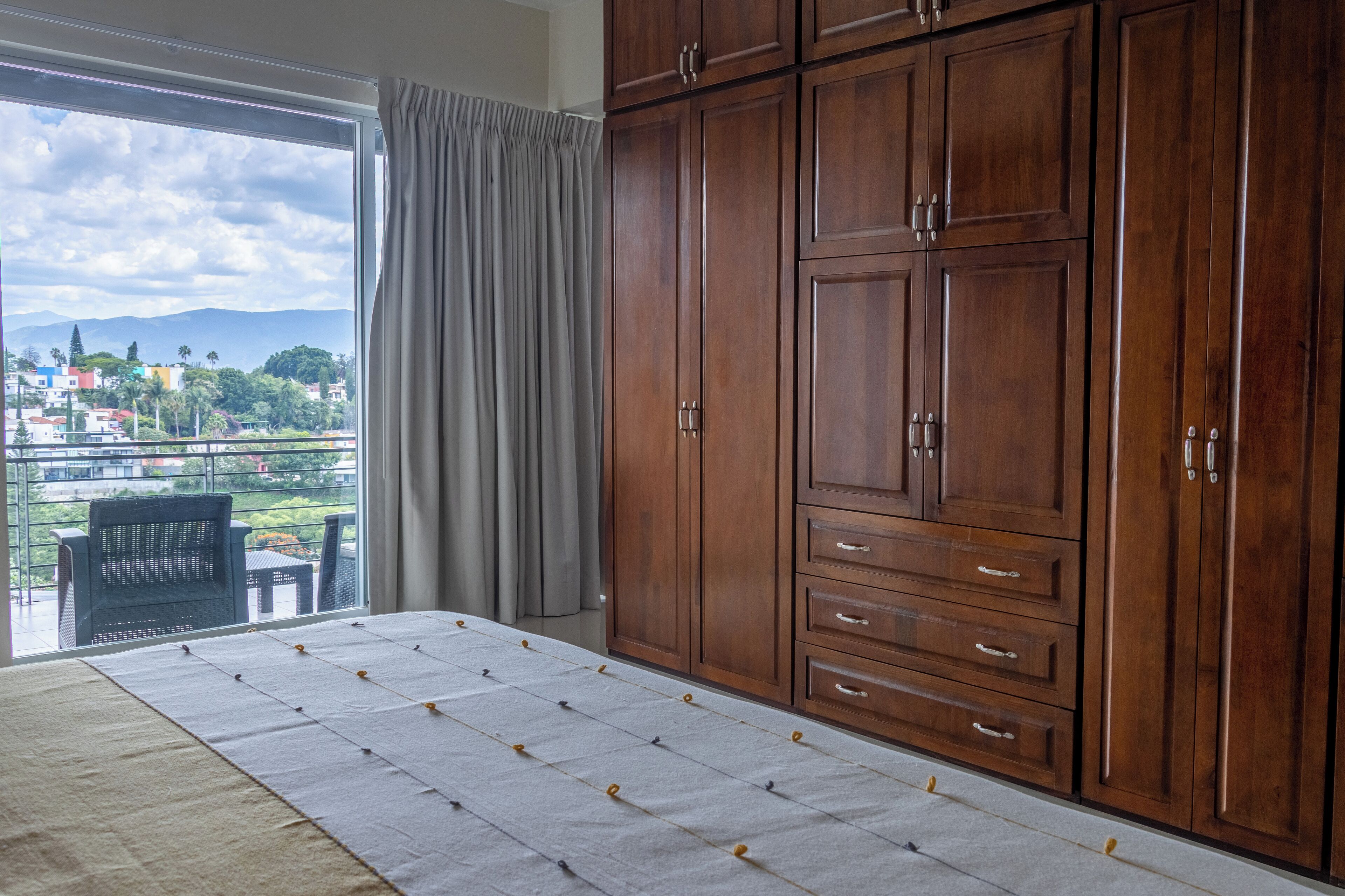 Rideaux occultants, fer et planche à repasser, Wi-Fi gratuit