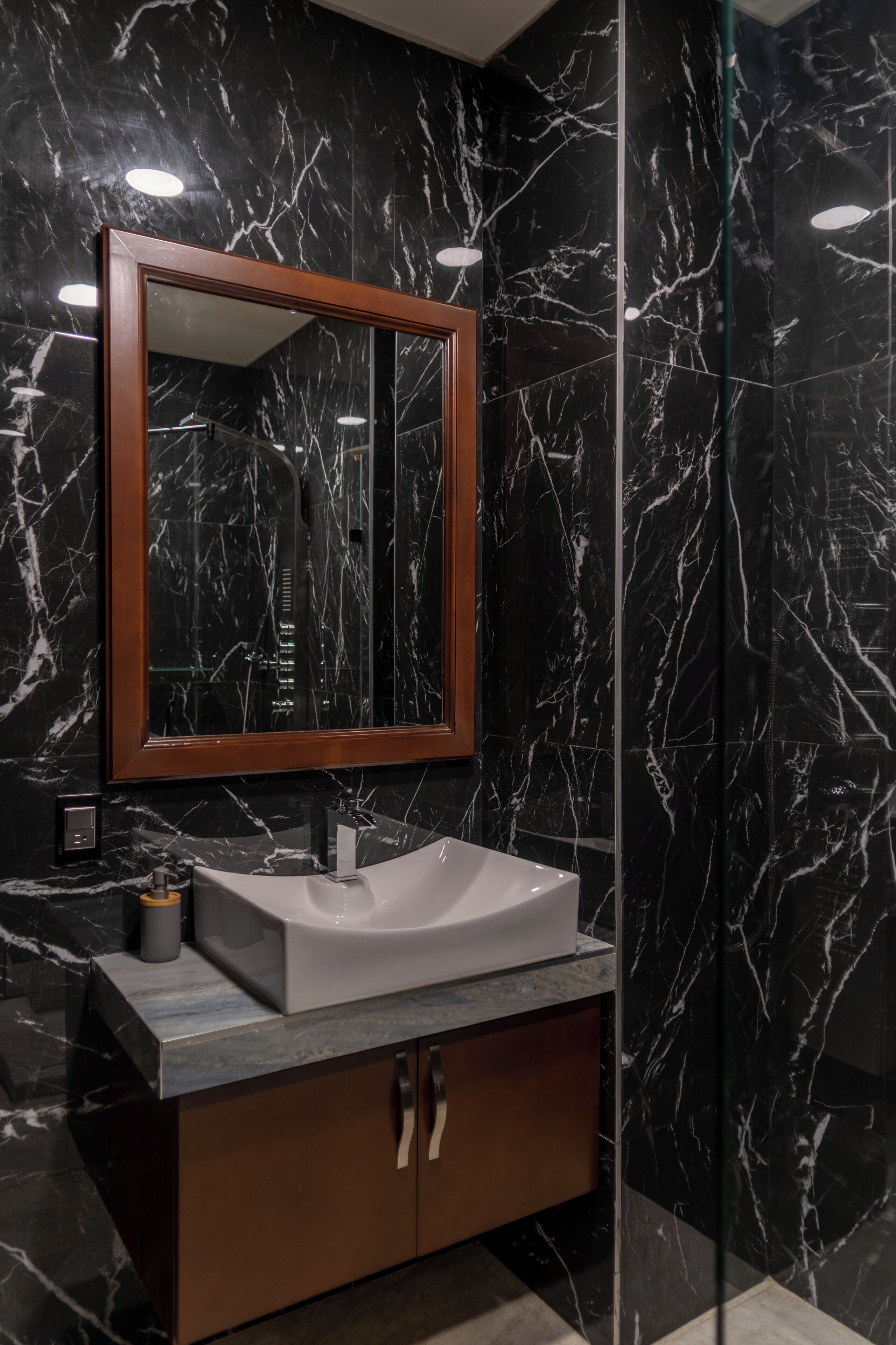 Regadera, secadora de cabello, toallas, jabón 