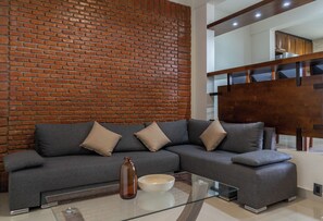 21-inch Smart TV with digital channels, Netflix, streaming services - Galerias Oaxaca Suites (Oaxaca)