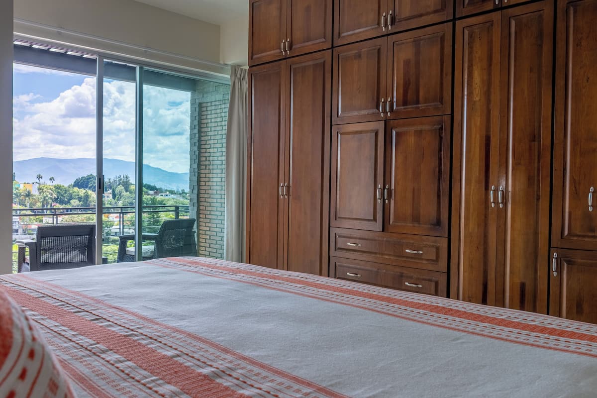 Deluxe Suite, City View