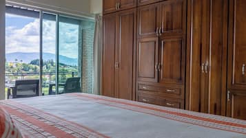 Suite Deluxe, vue sur la ville | Rideaux d’obscurcissement, fer et planche à repasser