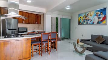 Deluxe-Suite, Stadtblick | Eigene Küche | Großer Kühlschrank, Mikrowelle, Herdplatte