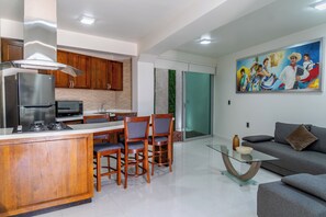 Deluxe-Suite, Stadtblick | Eigene Küche | Großer Kühlschrank, Mikrowelle, Herdplatte