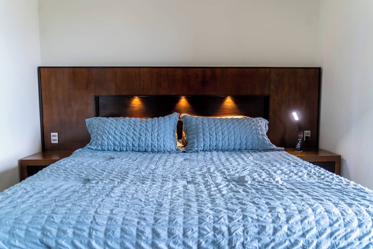 Suite Deluxe, vista città | Tende oscuranti, ferro/asse da stiro, Wi-Fi gratuito