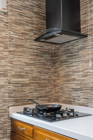 Täysikokoinen jääkaappi, mikroaaltouuni, liesi