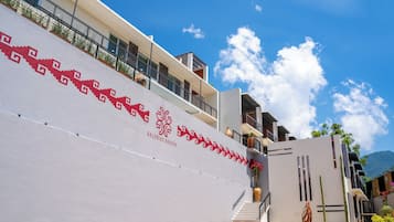 Vista frontal de la propiedad