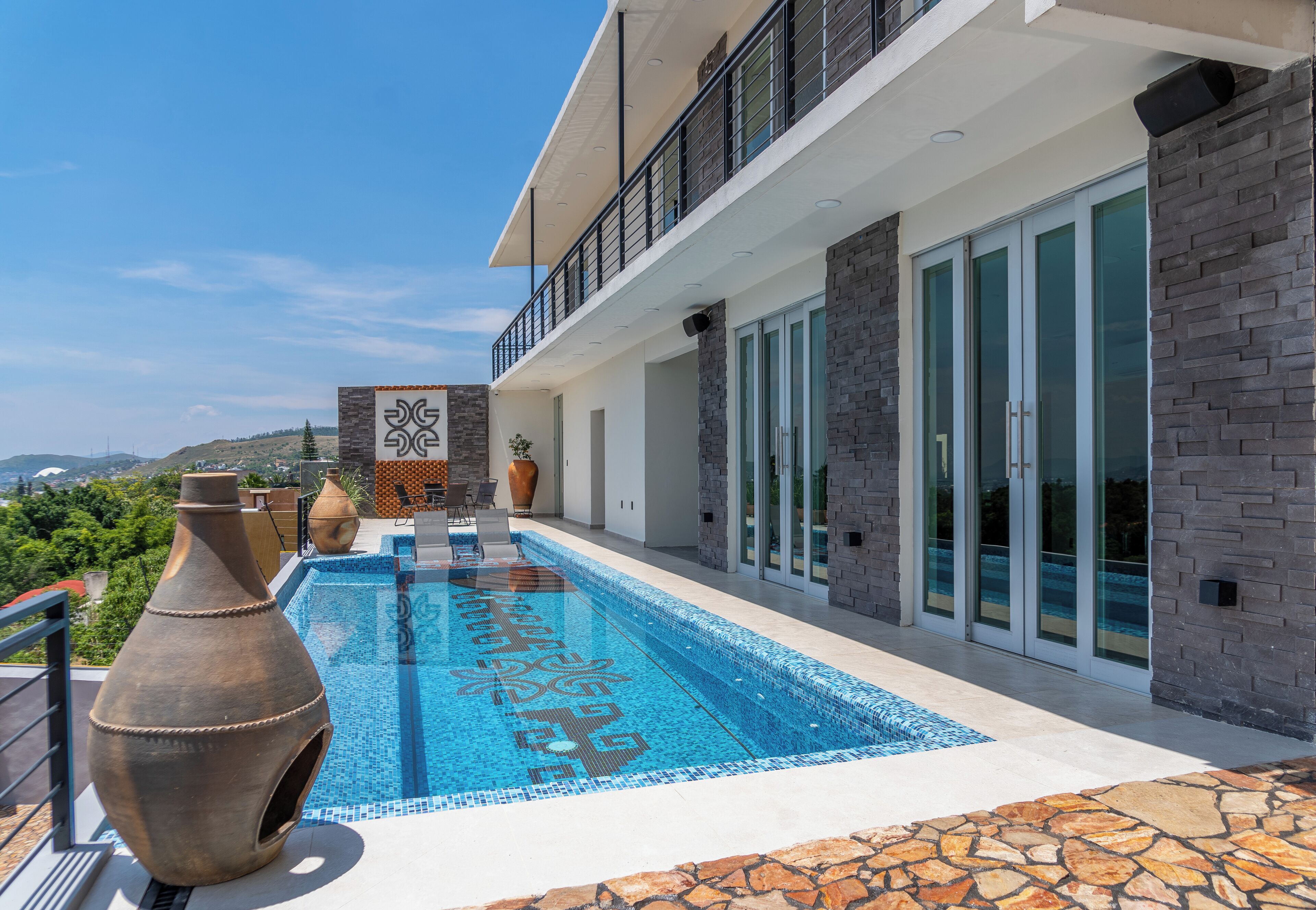 Alberca al aire libre, sombrillas en la alberca y camastros 