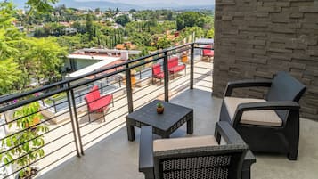 Deluxe Suite, City View | Terrace/patio