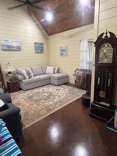 2-bedroom house in charming Oxford in serene setting