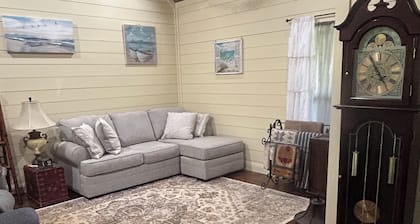 2-bedroom house in charming Oxford in serene setting