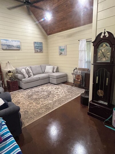 2-bedroom house in charming Oxford in serene setting