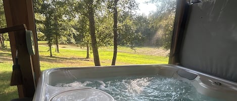 Banyera d'hidromassatge a l'aire lliure