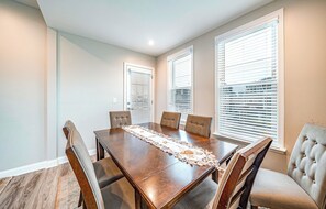 Dining - Spacious 3BR/2BA Condo - 5 Min Walk to Beach/Boardwalk. 2 Min to Shops Downtown (Ocean City)