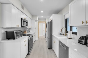 Microwave, oven, stovetop, dishwasher - Stunning Heated Pool Home Retreat Hollywood (Hollywood)