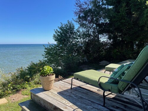"Huron Bluff" 3-bedroom House in Harbor Beach Lakefront with Spectacular Views