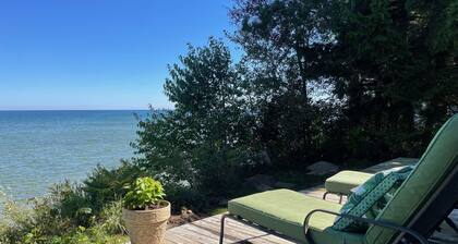 "Huron Bluff" 3-bedroom House in Harbor Beach Lakefront with Spectacular Views