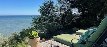 "Huron Bluff" 3-bedroom House in Harbor Beach Lakefront with Spectacular Views