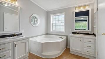 SĂšche-cheveux, serviettes fournies, savon, papier toilette