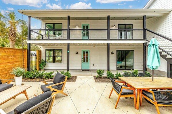 Outdoor dining - *Beautiful* Folly Flats Just STEPS from the BEACH! (St. Simons Island)